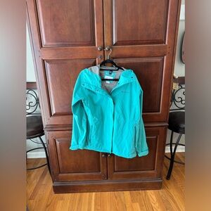 NWOT Columbia lightweight rain jacket with hood. Size Large.